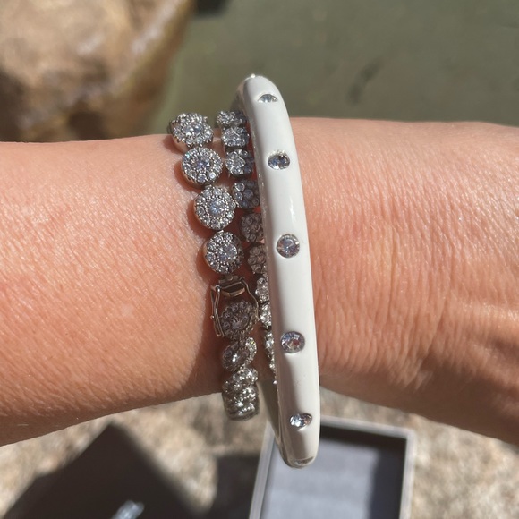 Chanel white plastic bangle - Picture 11 of 16